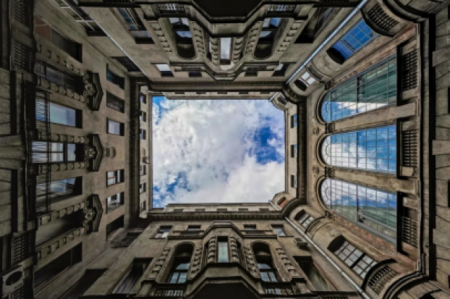 Экскурсия «За фасадами Петроградки: дворы-колодцы и парадные» в Каменноостровский пр., 37 Д, рядом с кафе Rostic's, Санкт-Петербург – Bilet.spb.ru