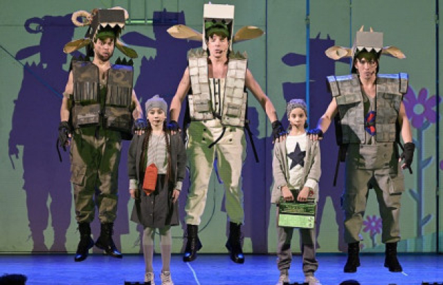 Спектакль «Большой секрет для маленькой компании» в Дворец Искусств Ленинградской области, Санкт-Петербург – Bilet.spb.ru